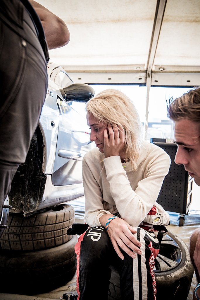 En skuffet Majbritt efter diagnosen på den ødelagte gearkasse
(Foto: Dan Knudsen – Photo-Graphic)
